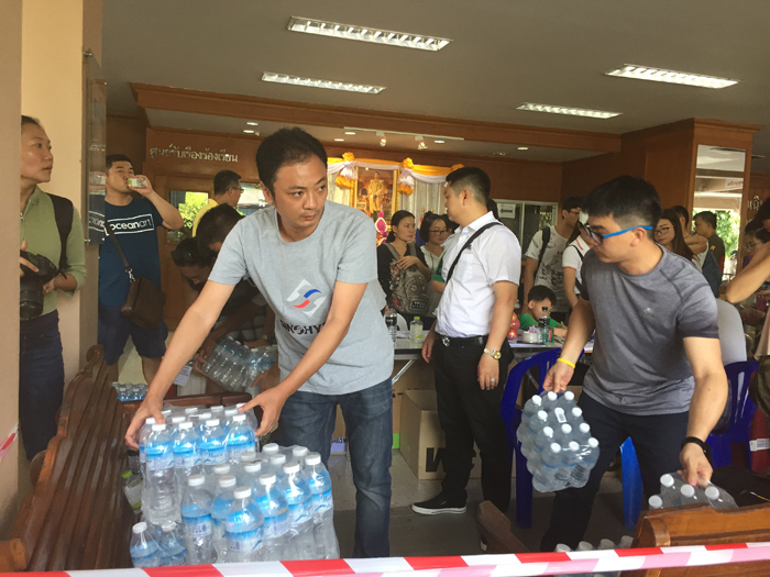 志愿者小組在行動(dòng)，第一時(shí)間運(yùn)送水和食品等物資到現(xiàn)場.JPG