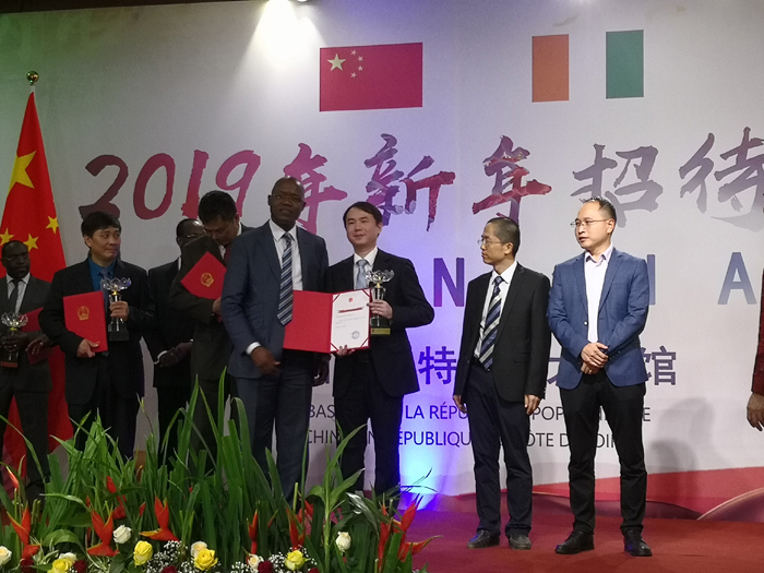 科方政府代表為電建國(guó)際頒發(fā)獎(jiǎng)狀.jpg