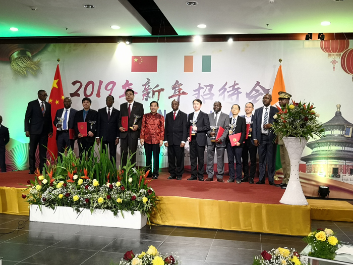 獲獎(jiǎng)企業(yè)與大使、科方政府代表合影留戀.jpg