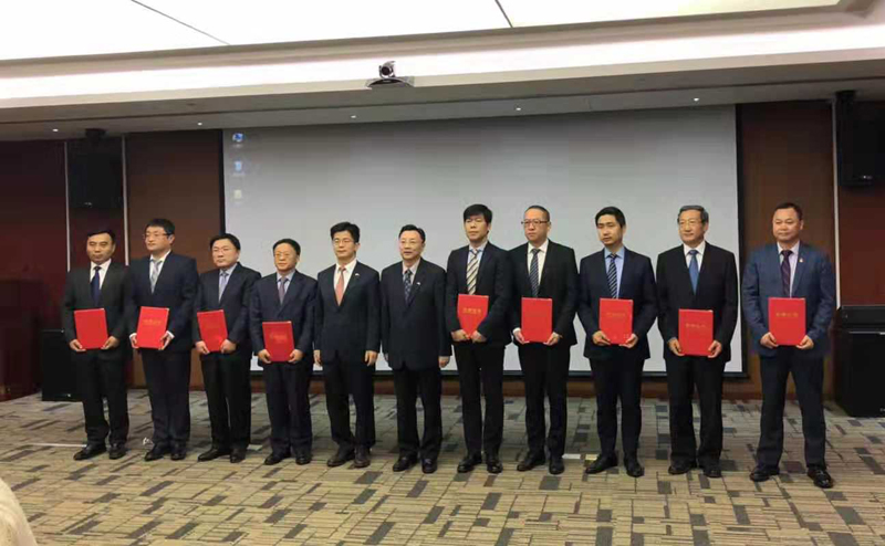 頒獎現(xiàn)場倪堅大使與獲獎企業(yè)代表合影.jpg