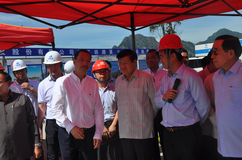 老撾總理通倫?西蘇里聽取李兵選總經(jīng)理對萬榮車站工程進(jìn)展匯報(bào).JPG