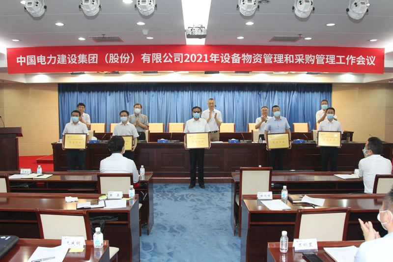 圖1 張磊代表公司領(lǐng)獎.jpg