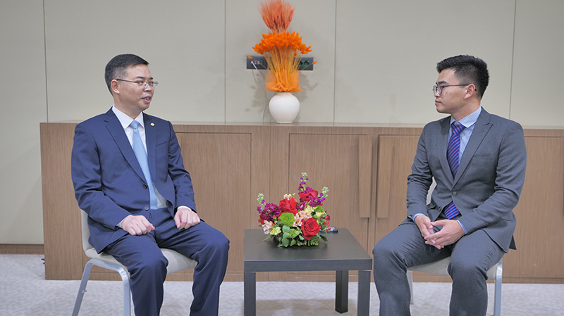 接受新華社采訪.JPG