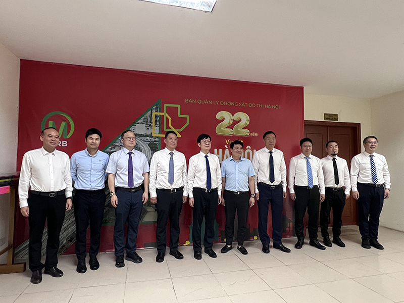 與河內(nèi)城市地鐵管理委員會合影.jpg