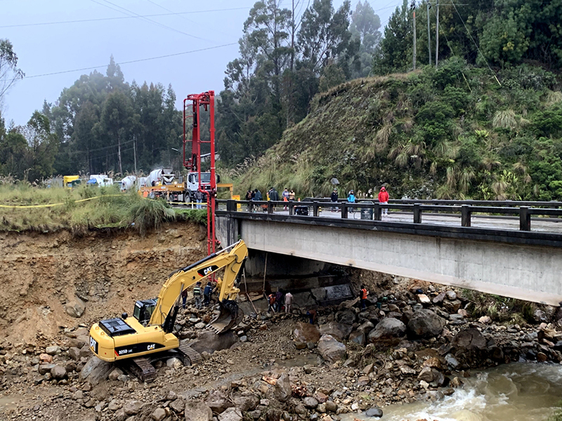 艾爾西亞公路項(xiàng)目部緊急搶險，修復(fù)因山洪沖毀的橋臺.jpg