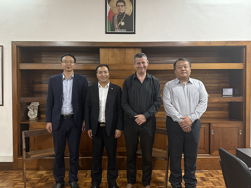與馬達國家水電公司總經(jīng)理合影.jpg