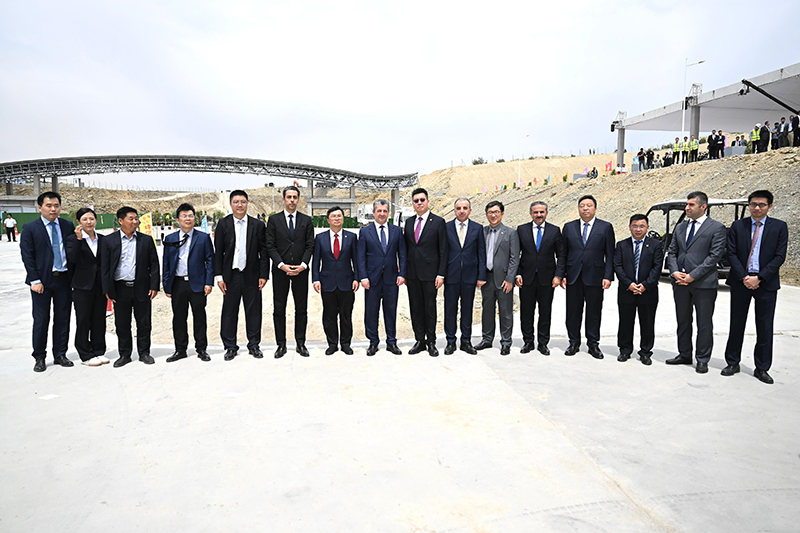庫(kù)區(qū)總理與電建和Dabin代表合影.jpg